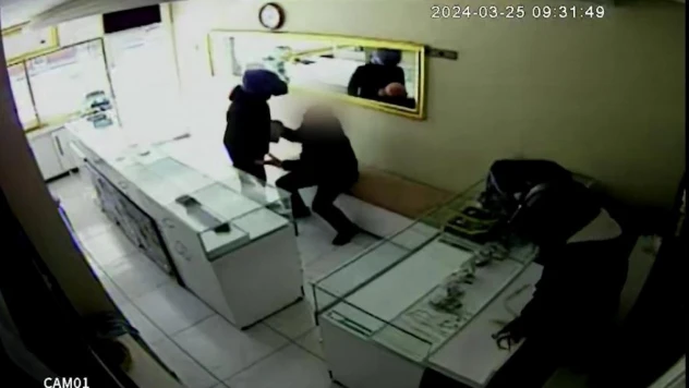 Derdest ettikleri kuyumcuyu gasp eden silahlı soyguncular kamerada