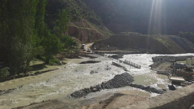 Faciaya ramak kaldı: Erzurum'da dere yatağı taştı