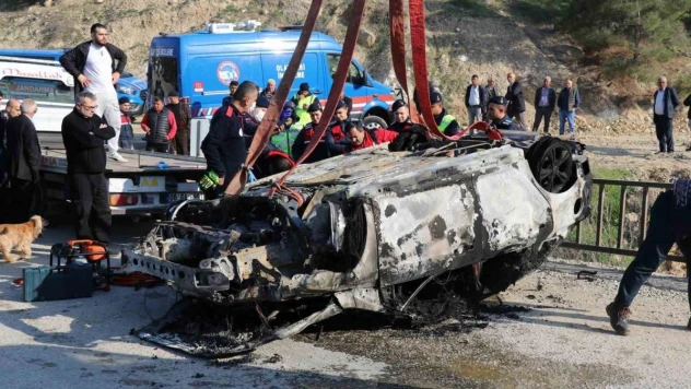 Dere yatağına düşen otomobil alev aldı: 1 ölü