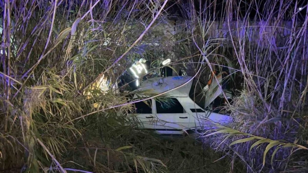 Dere yatağına uçan otomobil için yardıma koştular, bulmaca gibi kazayı çözmeye çalıştılar