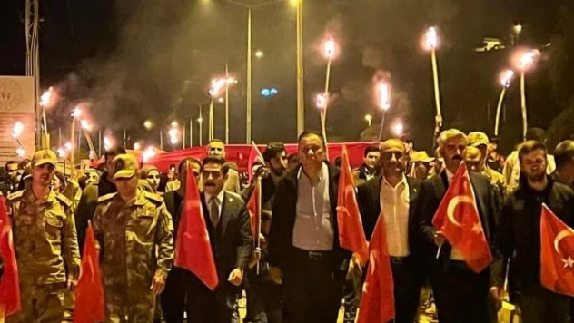 Derecik ilçesinde meşaleli Cumhuriyet yürüyüş düzenlendi