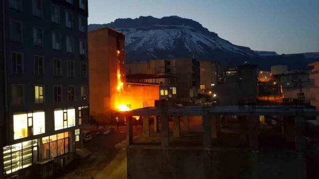Derecik'te 6 katlı binada korkutan yangın