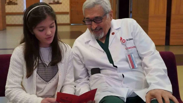 Derin, kahramanıyla buluştu