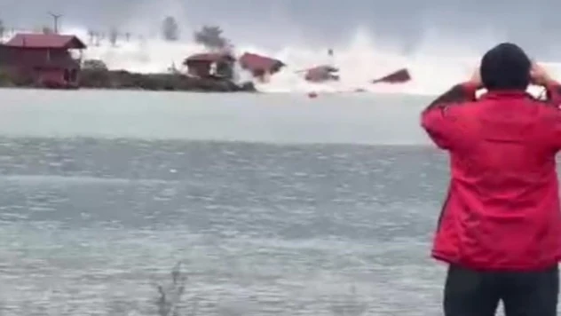 Dev dalgalar balıkçı barınaklarını domino taşı gibi yıktı, geçti