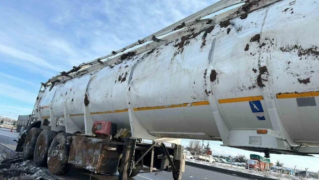 Devrilen tankerde 28 ton yağ ziyan oldu
