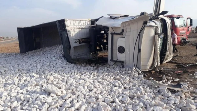 Devrilen tırdan yola tonlarca taş döküldü