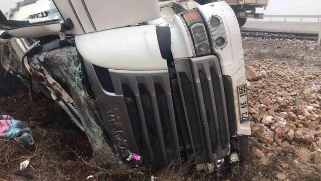 Devrilen tırın sürücüsü yaralandı