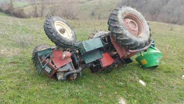 Devrilen traktörün sürücüsü hayatını kaybetti