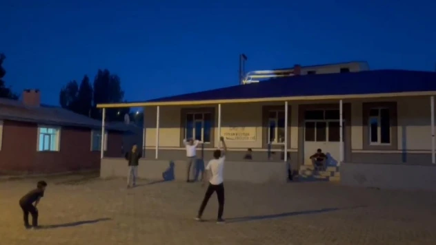 Digor'da kaymakam çocuklarla top oynadı