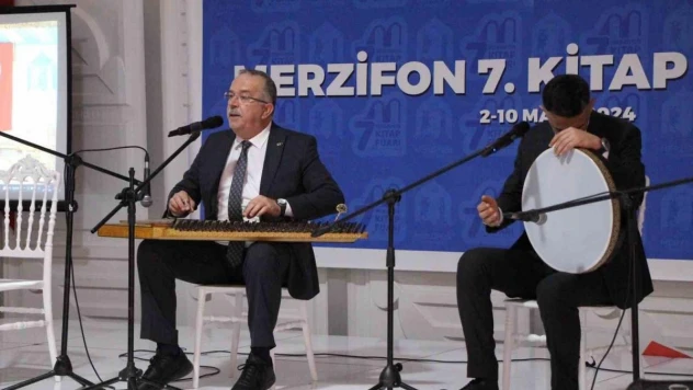 Din musikisi profesörü rektörden kitap fuarında müzik resitali