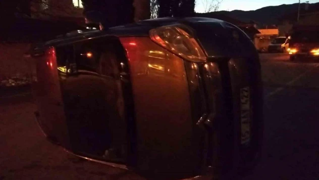 Direksiyon başına geçen çocuk sürücü kaza yaptı, 2 kişi yaralandı