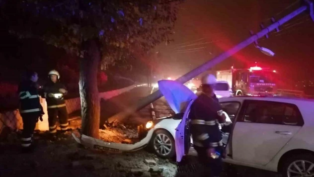 Direksiyon hakimiyetini kaybeden otomobil elektrik direğine çarptı: 1 yaralı