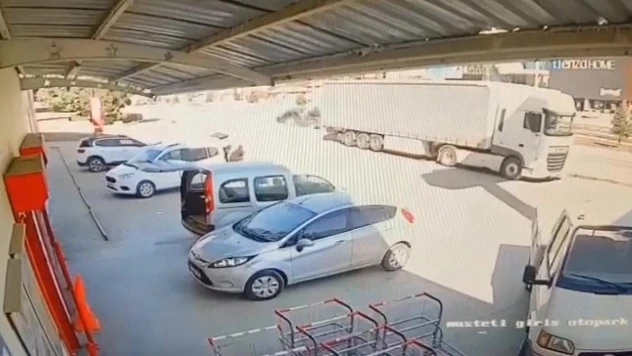 Direksiyonu kilitlenen otomobilin beton bloğa çarpma anı kamerada