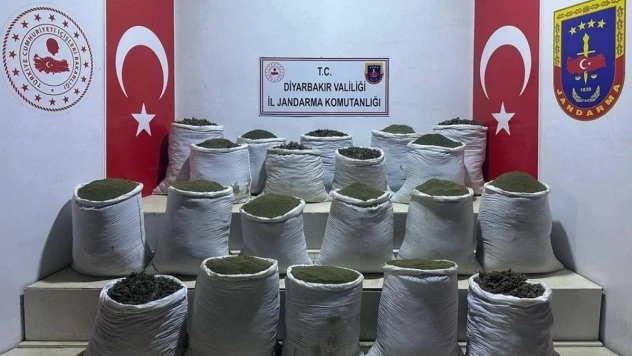 Diyarbakır'da 1 ton 148 kilogram esrar ve 606 kök kenevir bitkisi ele geçirildi