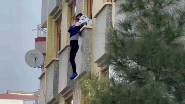 Diyarbakır'da 3'üncü kattan kendini bırakmaya çalışan kadın böyle kurtarıldı