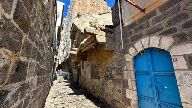 Diyarbakır'da ağır hasarlı müstakil evin çatısı çöktü