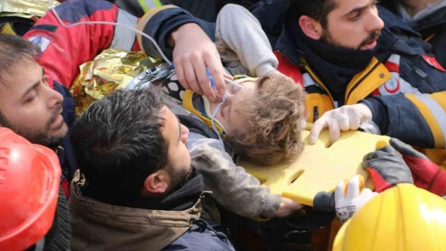 Diyarbakır'da depremde ailesinden 5 kişiyi kaybeden Beşir'e dayısı ve teyzesi umut oldu