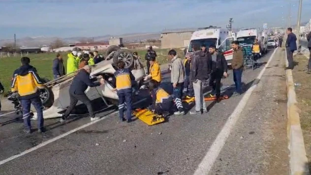 Diyarbakır'da hafriyat kamyonu otomobille çarpıştı: 1'i ağır 3 yaralı