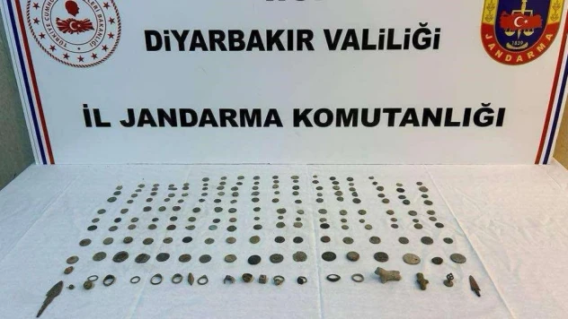 Diyarbakır'da tarihi eser operasyonu: Asurlara ait sikke ve malzemeler ele geçirildi