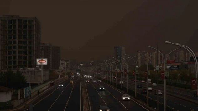 Diyarbakır'da toz taşınımı görüş mesafesini düşürdü