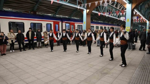 Doğu Ekspresi yolcularına halaylı karşılama