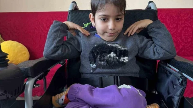 Doğuştan engelli Rabia akülü sandalye ile dışarıya çıkabilecek