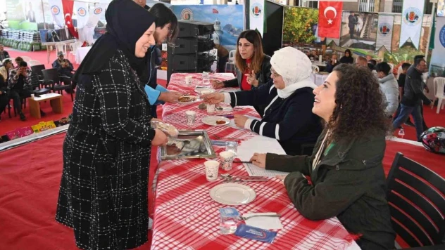 Domates temalı yemek yarışmasında birincilik için hünerlerini sergilediler