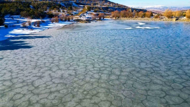 Donan barajın yüzeyinde ilginç görüntüler oluştu