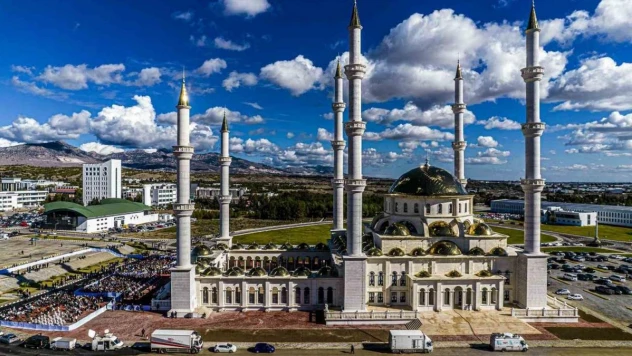 Dr. Suat Günsel Camii, Yakın Doğu Üniversitesi kampüsünde gerçekleştirilen görkemli bir törenle açıldı
