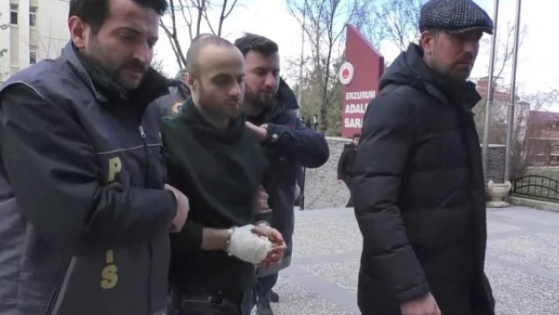 Dünyanın çivisi çıktı... Annesini öldürdü, babasını yaraladı