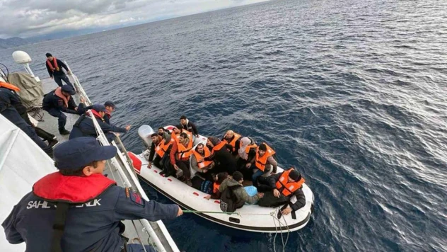 Düzensiz göçmenleri taşıyan bot arızalandı, Sahil Güvenlik kurtardı