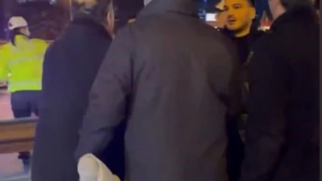 E-5 Karayolu'nda 'makas' kazası sonrası kavga kamerada: Rahat tavırlı sürücüyü linçten polis kurtardı