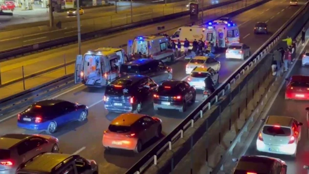 E-5 Karayolu'nda araç ve motosiklet çarpıştı: 2 yaralı