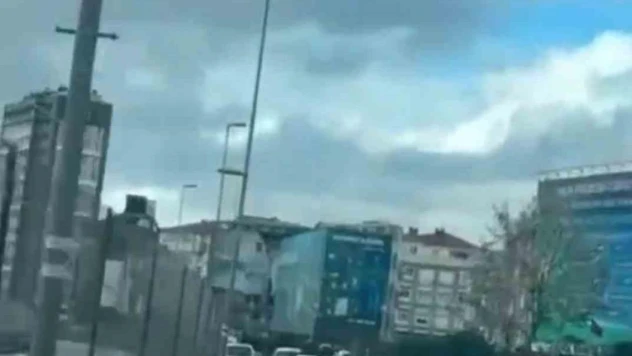 E-5 Karayolu'nda korku dolu anlar kamerada: Kovaladığı sürücünün önünü kesip saldırmaya çalıştı