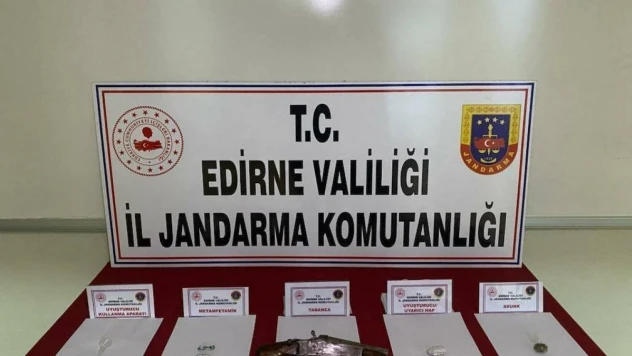Edirne'de bir araçta uyuşturucu ve silah yakalandı