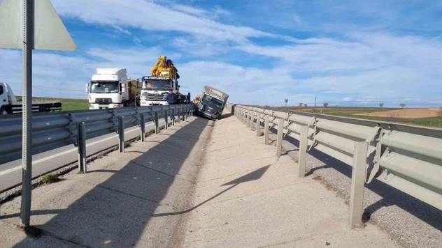Edirne'de ilginç kaza: Kamyonet bariyerlerin ortasında mahsur kaldı