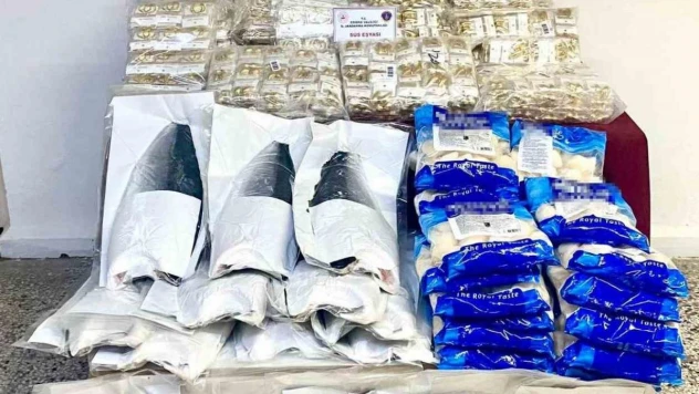 Edirne'de yüzlerce süs eşyası takı ve deniz ürünü ele geçirildi