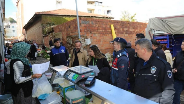 Edremit zabıtadan pazar yerinde gıda denetimi