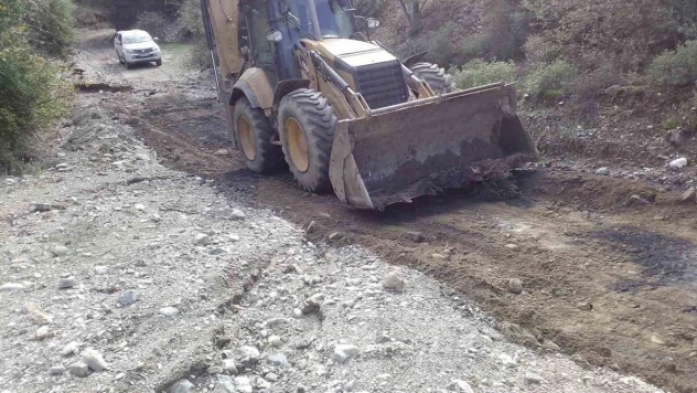 Efeler'de bozulan yollara anında müdahale