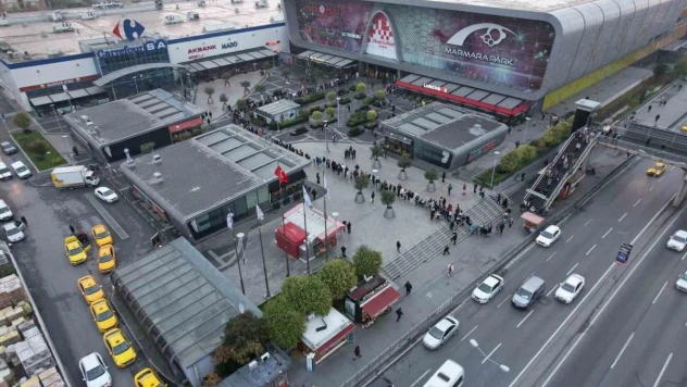 Efsane Kasım indirimi için AVM önünde metrelerce kuyruk oluşturdular