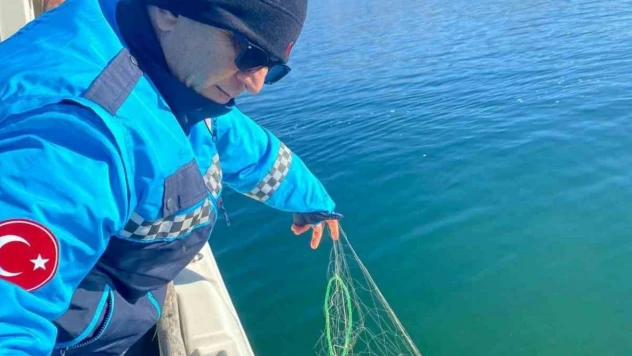 Eğirdir Gölü'nde kaçak avcılıkta kullanılan 800 metre uzatma ağı ele geçirildi