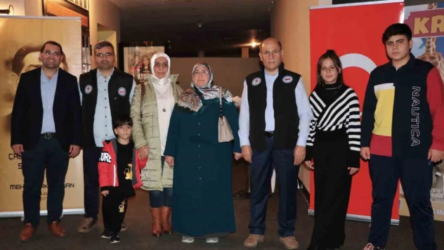 Eğitim-Bir-Sen Adana üyeleri 'Aybüke: Öğretmen Oldum Ben' filmini izledi