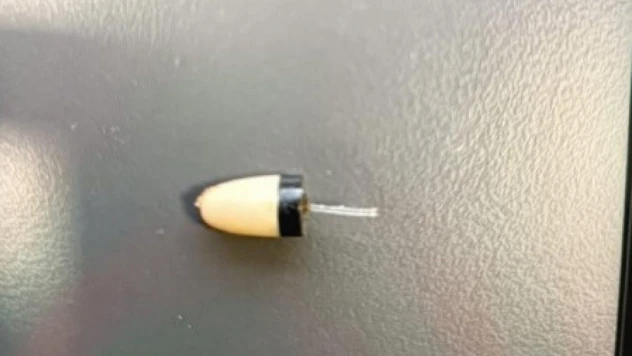 Ehliyet sınavında gömlek düğmesine kamera, kulağına böcek yerleştirmiş