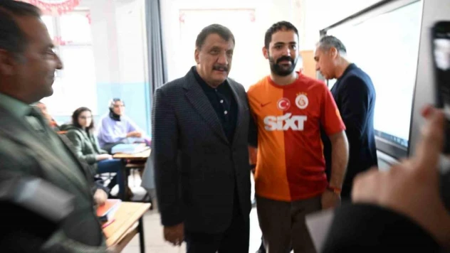 EKPSS kursiyerlerine ek kaynak kitapları dağıtıldı