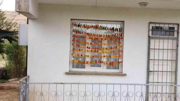 Elazığ'da kadınların kış hazırlığı renkli görüntüler oluşturdu