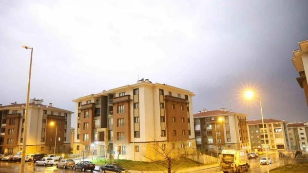 Elazığ'da şimşekler geceyi gündüze çevirdi