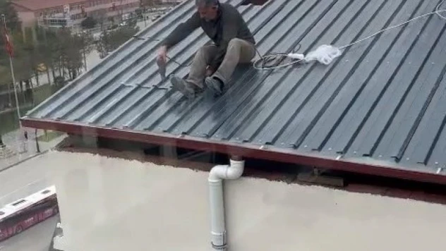 Elazığ'da yürekleri ağza getiren çatı yapımı