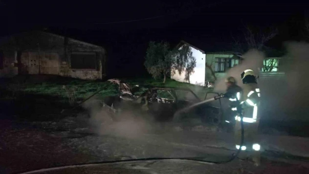 Elektrik kontağından çıkan yangın aracı küle çevirdi