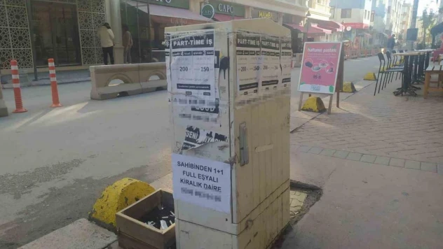 Elektrik panosu değil sanki ilan panosu