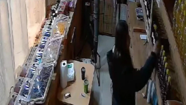 Elini kolunu sallayarak hırsızlık yaptı